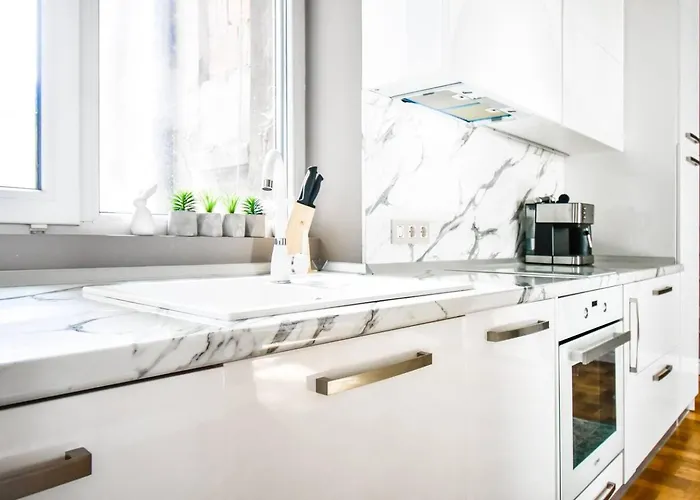 2bdr Luxury On Prime Location *