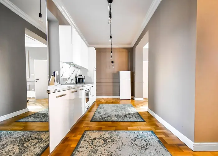 2bdr Luxury On Prime Location *