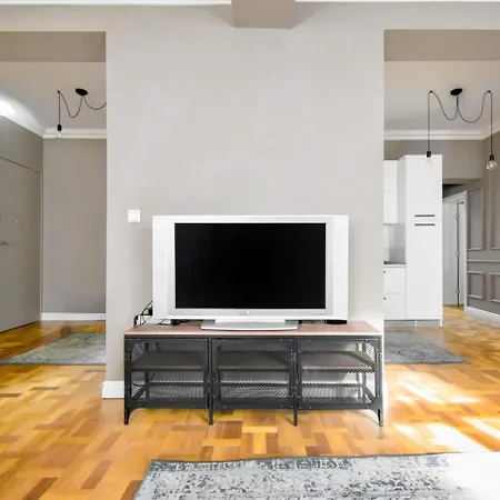 2bdr Luxury On Prime Location *