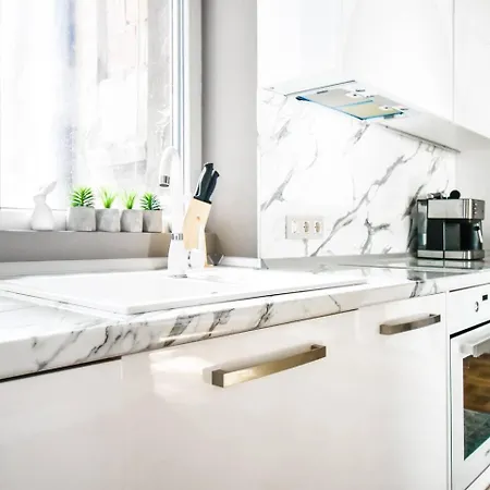 2bdr Luxury On Prime Location *