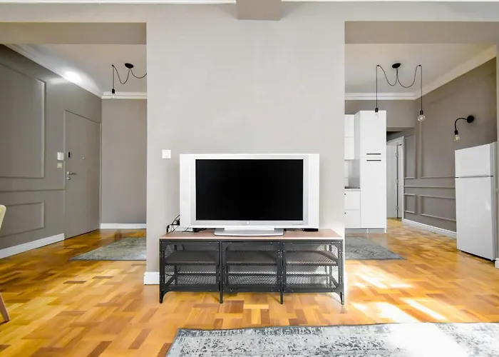 2bdr Luxury On Prime Location *