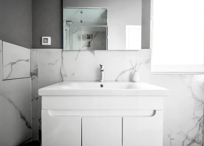 2bdr Luxury On Prime Location Apartment *