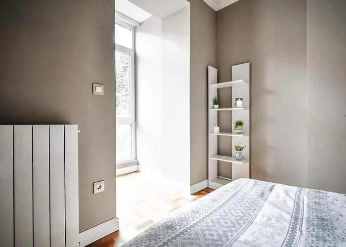 2bdr Luxury On Prime Location Apartment *